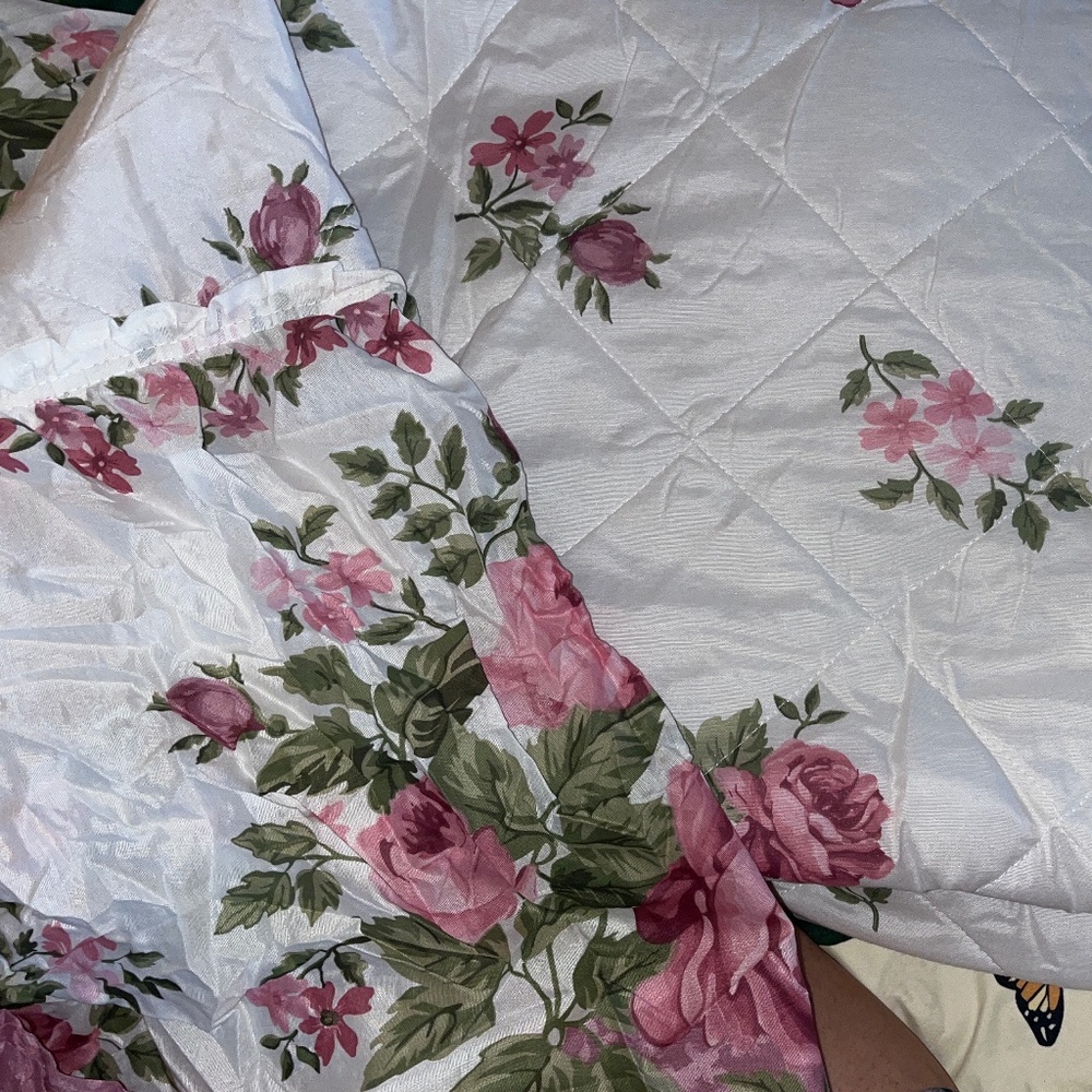 BRAND NEW! Never Used! Maywood Mauve & White Floral Queen Bedspread